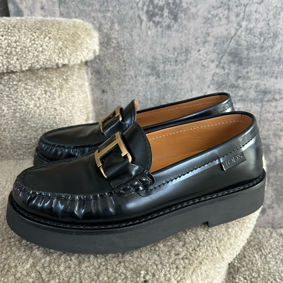 Tod’s Black Leather Loafers with Gold Timeless T - Picture 2 of 4